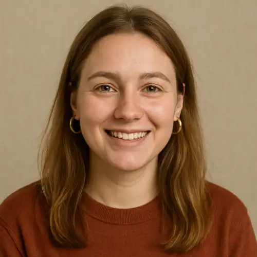 Mlajša nasmejana punca.