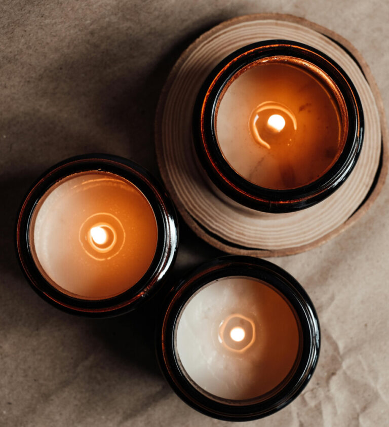 Na fotografiji so tri sveče. Vidni so goreči plameni.