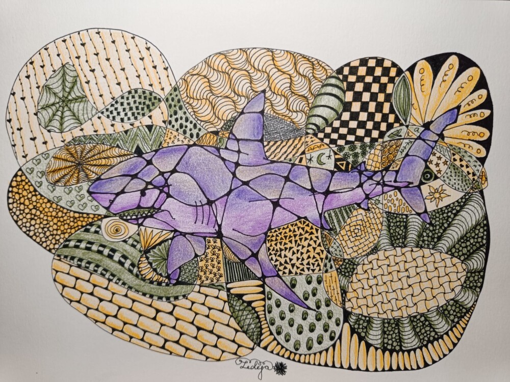 S tehniko fraktalne risbe je pobarvan morski pes.