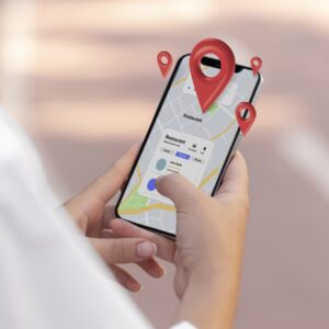 Na fotografiji je oseba, ki v rokah drži telefon in na Google zemljevidih išče pot.